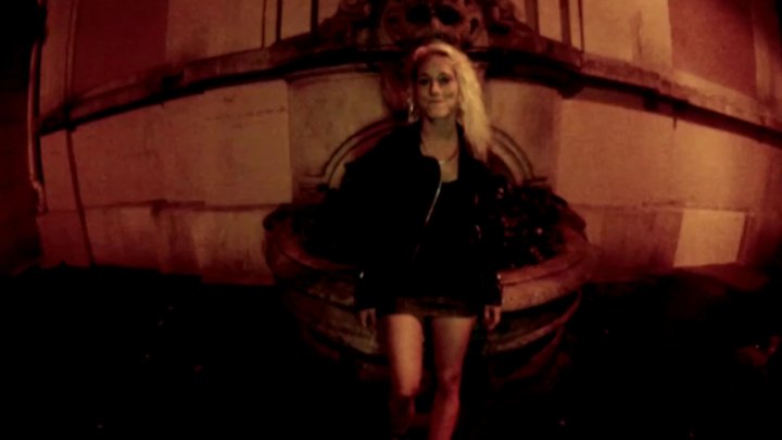 Casting porno avec une jeune et jolie blonde croqueuse d’hommes