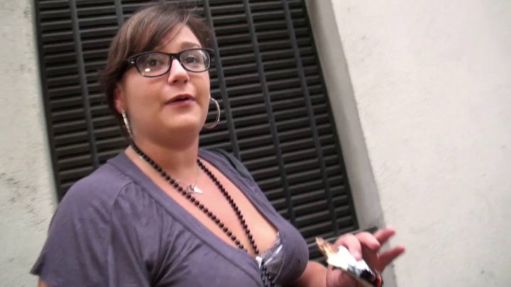 Mec accoste une femme pour un plan cul